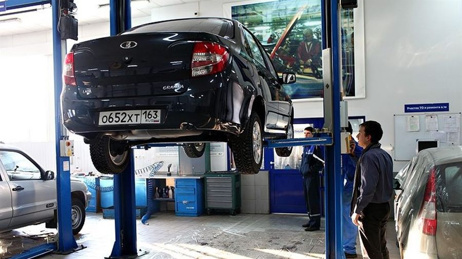 Автомобиль на подъёмнике в «Мотор-Лаб»